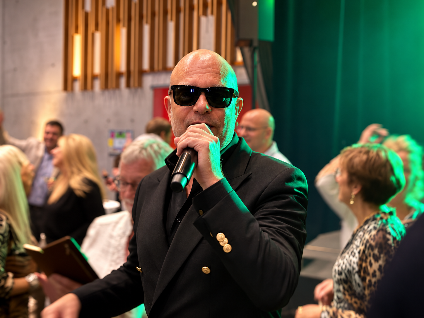 Special guest Coco Jr. tijdens het VIP-diner van Wijnhuis Douchy