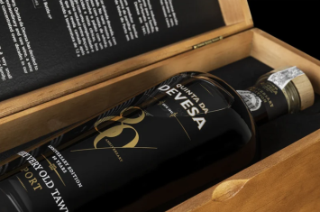 Quinta Da Devesa Porto 80 years anniversary LIMITED edition 20% 75cl + Houten kist